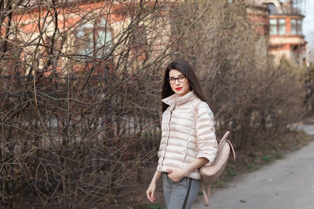 Retrato de mujer hermosa con labios rojos y mochila