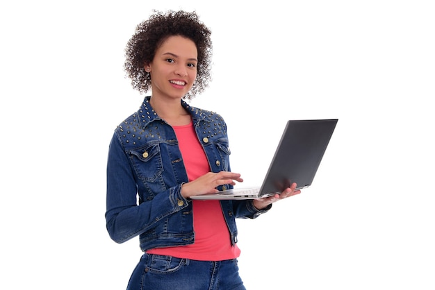 Foto retrato de mujer hermosa con laptop