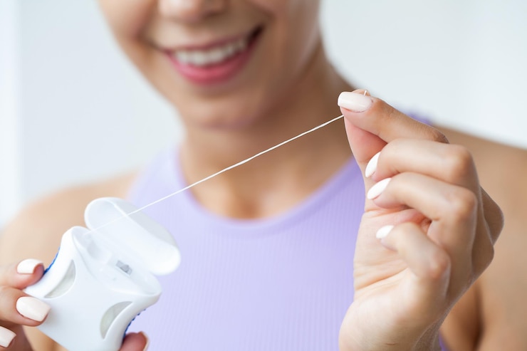 Foto retrato de mujer hermosa limpieza de dientes con hilo dental