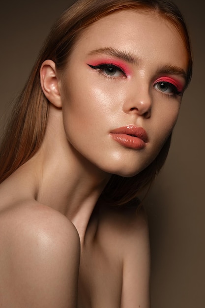 Retrato de una mujer hermosa con maquillaje creativo rosa Cara de belleza