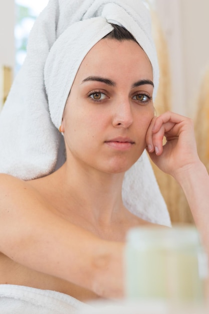 Foto retrato de mujer hermosa sin maquillaje con toalla enrollada