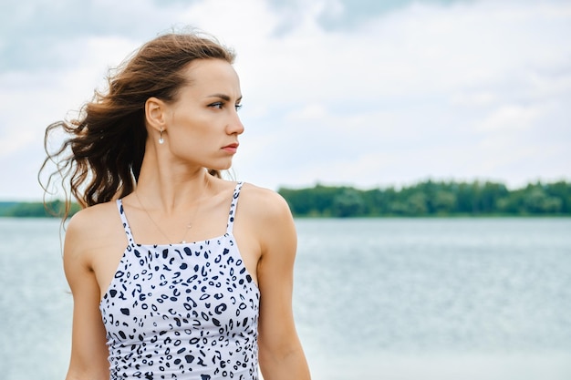 retrato, de, mujer hermosa, el mirar lejos, en, lago