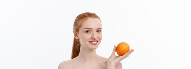 Retrato mujer hermosa con una naranja aislada