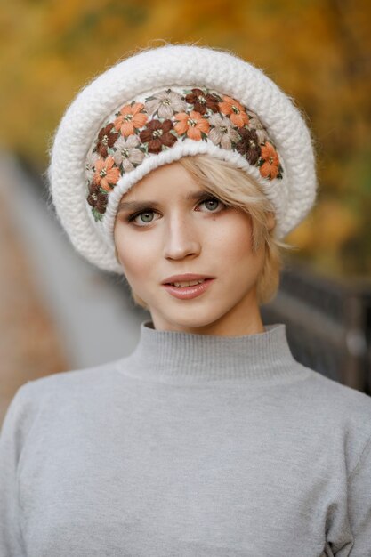 Retrato de mujer hermosa en la naturaleza vistiendo gorro de punto