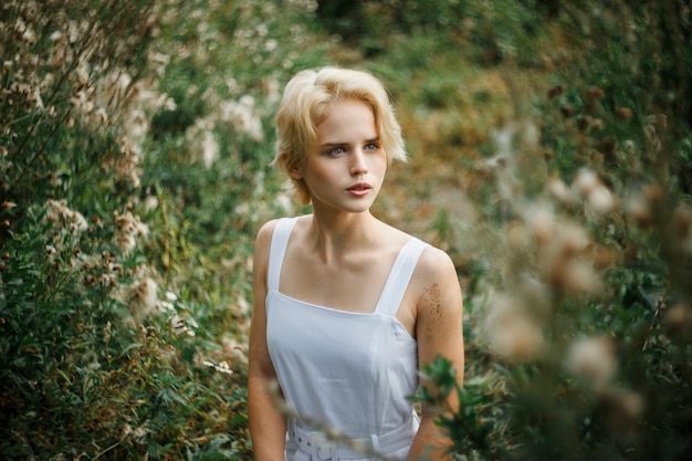 retrato mujer hermosa en la naturaleza