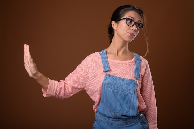 Retrato de mujer hermosa nerd con anteojos