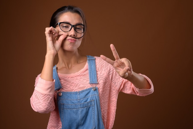 Retrato de mujer hermosa nerd con anteojos