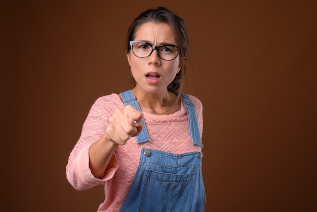 Retrato de mujer hermosa nerd con anteojos