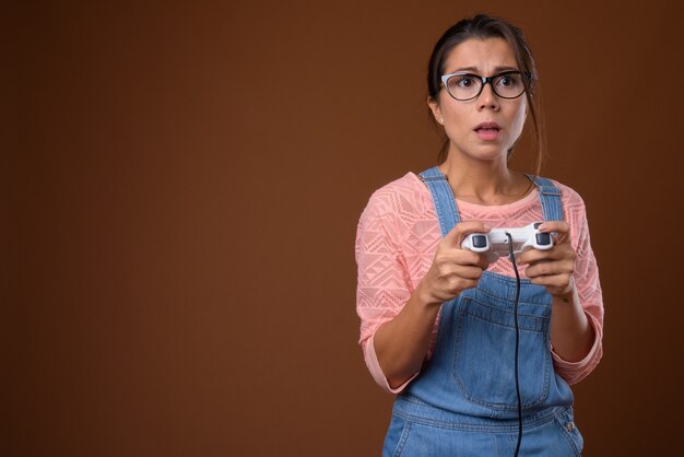 Foto retrato de mujer hermosa nerd jugando