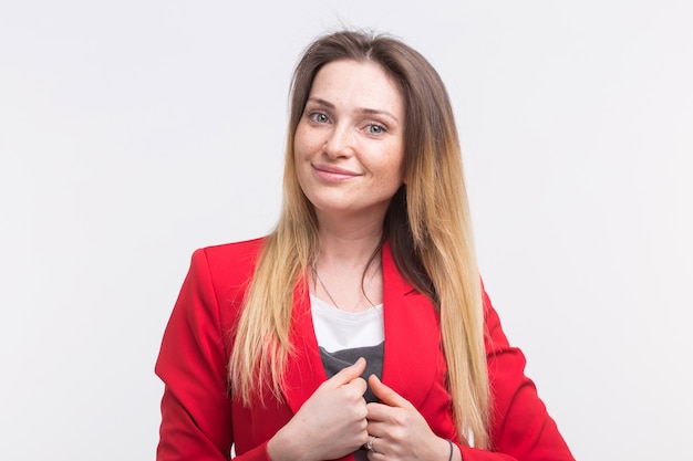 Retrato de mujer hermosa pecosa sonriente vistiendo traje rojo