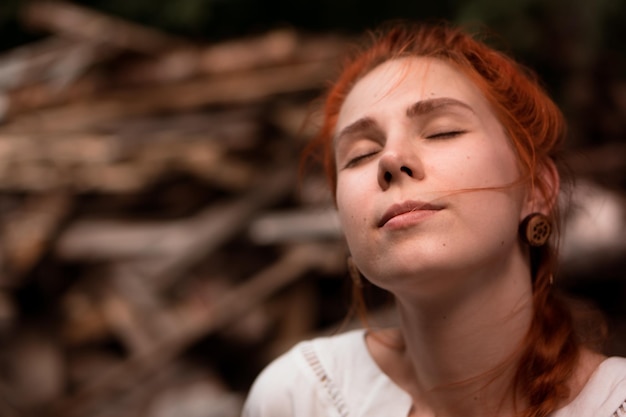 retrato de mujer hermosa pelirroja al aire libre en verano