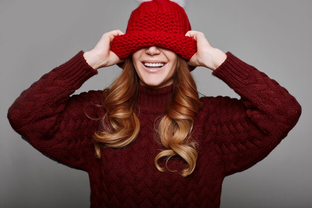 Retrato de mujer hermosa pelirroja en suéter