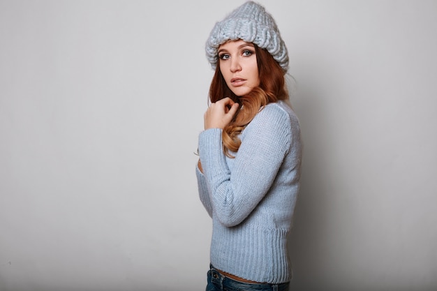 Retrato de mujer hermosa pelirroja en suéter