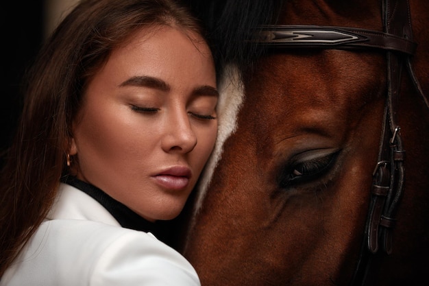 Retrato mujer hermosa pelo largo próximo caballo