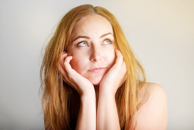 Retrato de mujer hermosa con el pelo largo.