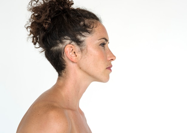 Foto retrato de mujer hermosa con pelo rizado