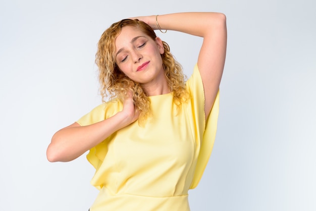 Foto retrato de mujer hermosa con pelo rubio rizado en blanco