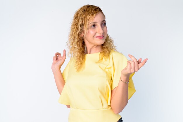 Retrato de mujer hermosa con pelo rubio rizado en blanco