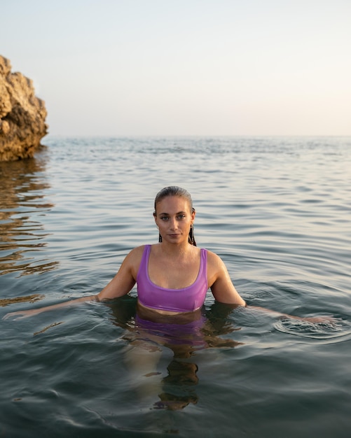 Retrato de mujer hermosa en la playa