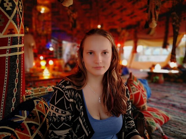 Retrato de una mujer hermosa en un restaurante