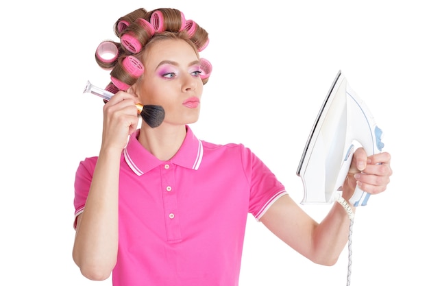 Foto retrato de mujer hermosa en rizadores de pelo con plancha en estudio