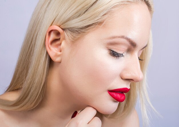 Foto retrato de mujer hermosa rubia con lápiz labial rojo