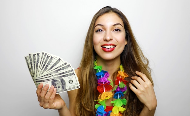 Foto retrato de mujer hermosa saludando con ventilador de dinero aislado