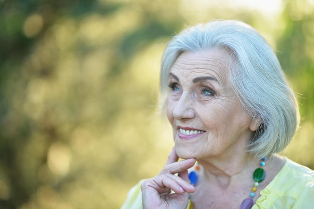 Retrato de mujer hermosa senior sonriente feliz