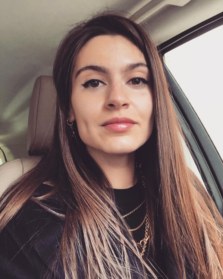 Foto retrato de una mujer hermosa sentada en un coche