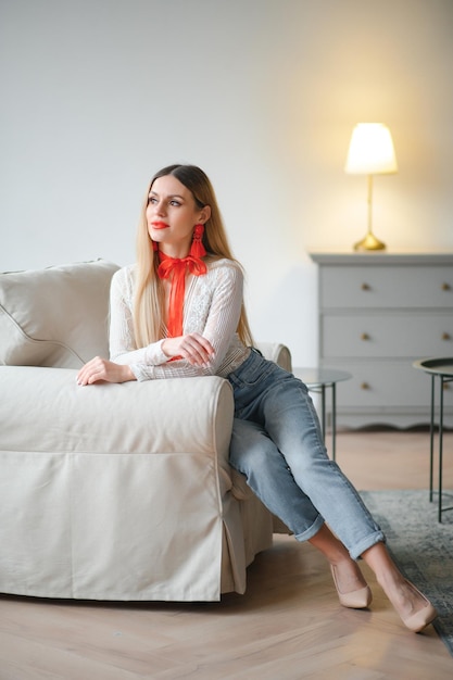 Retrato de una mujer hermosa y sexy en casa