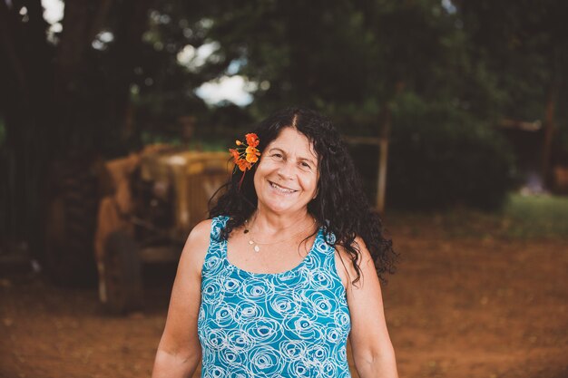 Retrato de mujer hermosa sonriente en la naturaleza con flores en el pelo