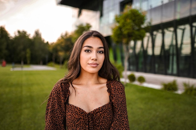 Retrato de una mujer hermosa con una sonrisa de dientes blancos perfectos