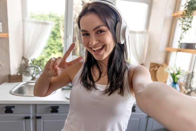 Foto retrato de mujer hermosa tomando un selfie