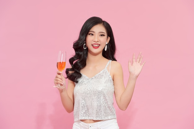 Retrato de mujer hermosa con traje elegante con una copa de vino