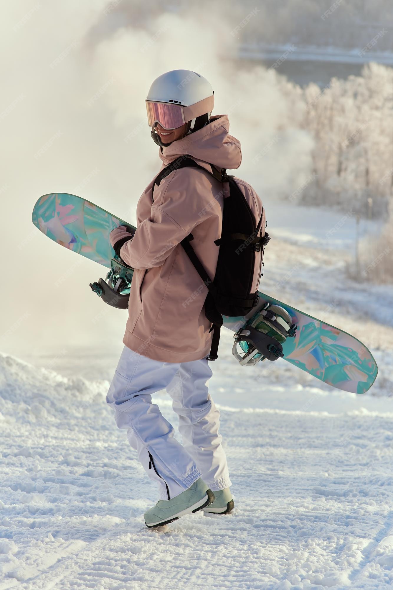 Retrato de mujer hermosa con traje de esquí y en montaña de invierno. Foto Premium