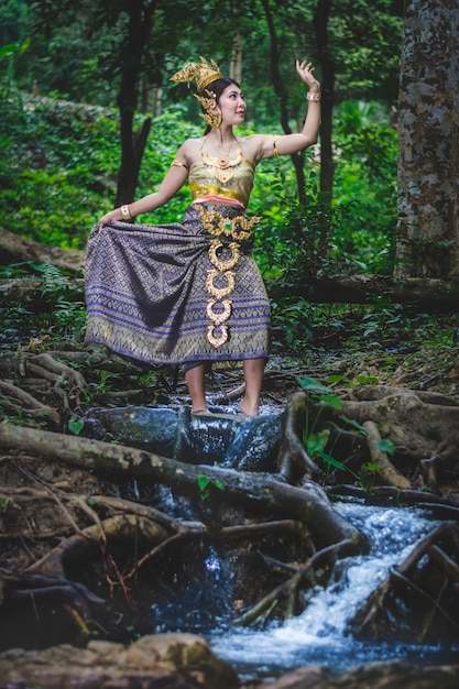 Retrato de mujer hermosa en traje tradicional tailandés, Kinnara en la mitología budista, disfrutar al aire libre