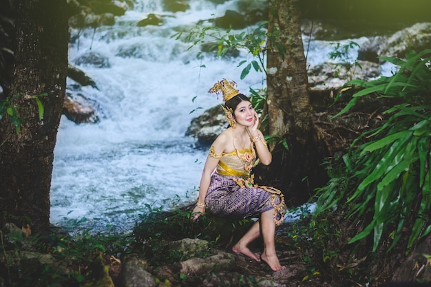 Retrato de mujer hermosa en traje tradicional tailandés, Kinnara en la mitología budista, disfrutar al aire libre