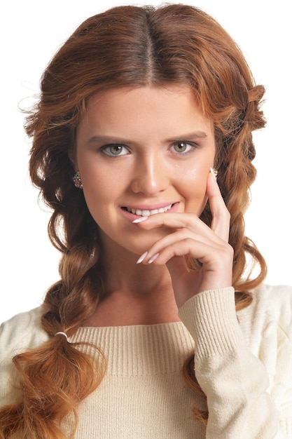 Retrato de mujer hermosa con trenzas posando sobre fondo blanco.