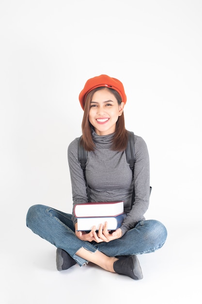 Retrato de la mujer hermosa de la universidad en el fondo blanco