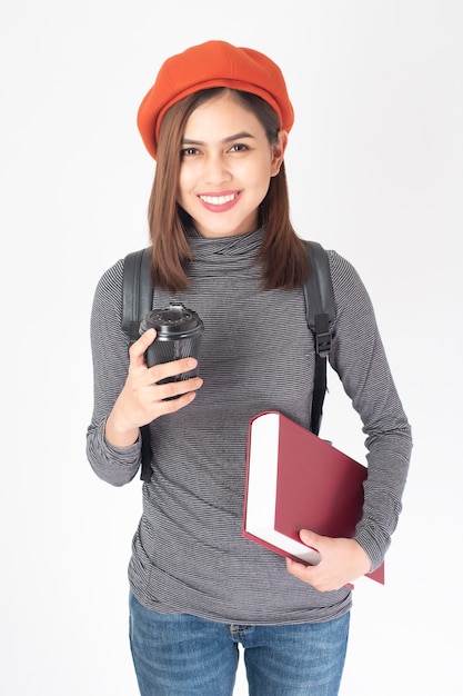 Retrato de la mujer hermosa de la universidad en el fondo blanco