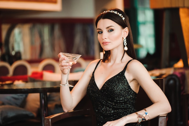 Retrato de mujer hermosa con vaso de martini.