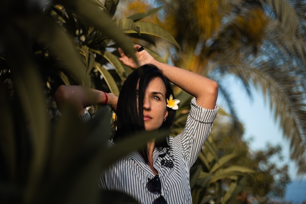 Retrato de mujer hermosa verano