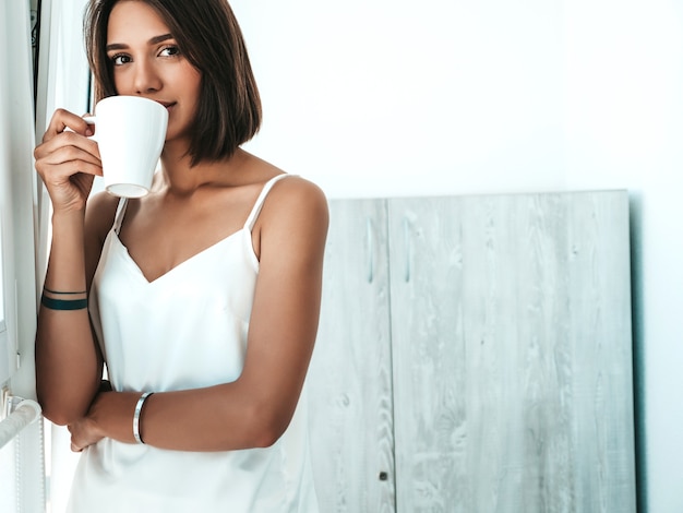 Retrato de mujer hermosa vestida con pijama blanco