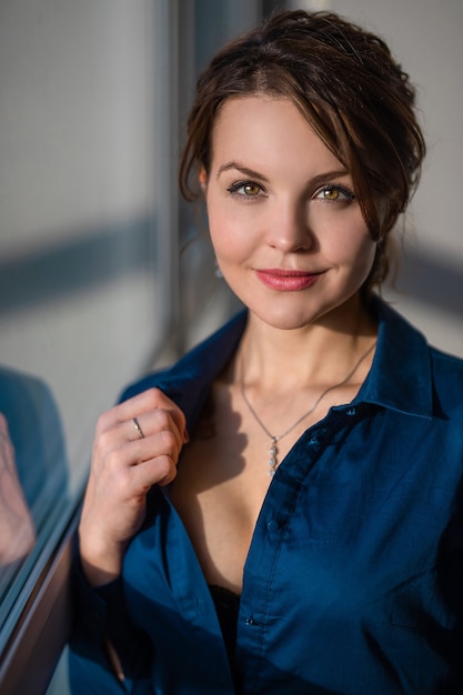 Retrato de mujer hermosa con un vestido azul