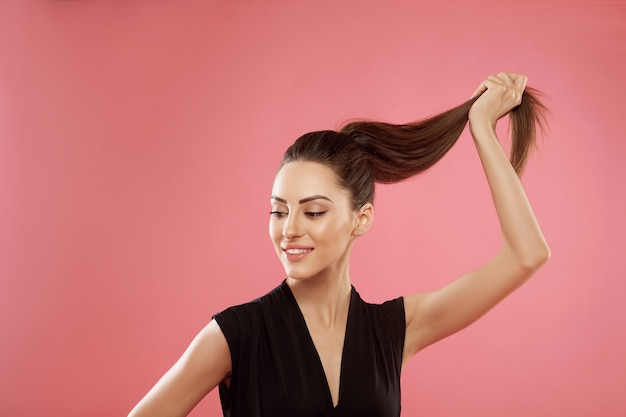 Retrato de mujer con hermoso cabello largo