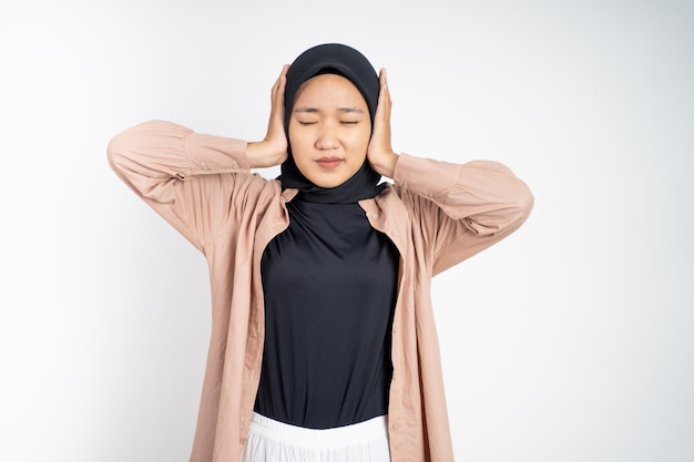 Retrato de mujer en hijab cubre su oído