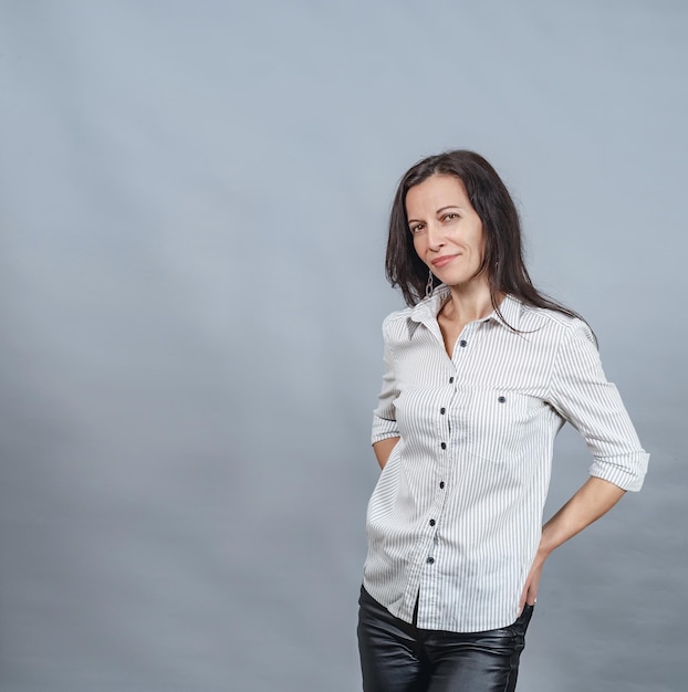 Foto retrato, de, un, mujer hispana, posición, en, un, camisa blanca