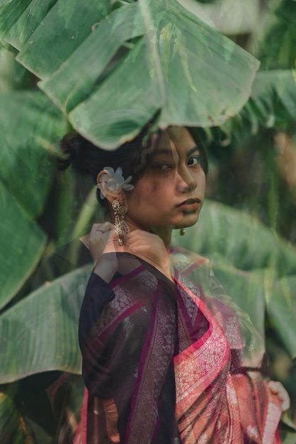 Foto retrato de una mujer con hojas