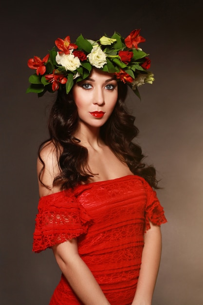 Retrato de mujer ideal con una corona de flores.