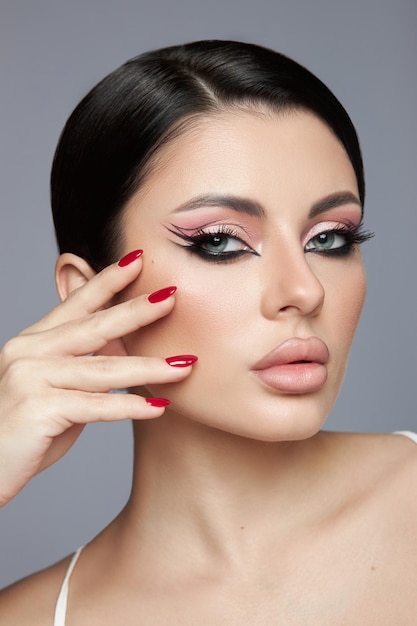 Retrato mujer ideal procedimientos cosméticos cuidado de la piel facial efecto antienvejecimiento Maquillaje profesional cosmética natural